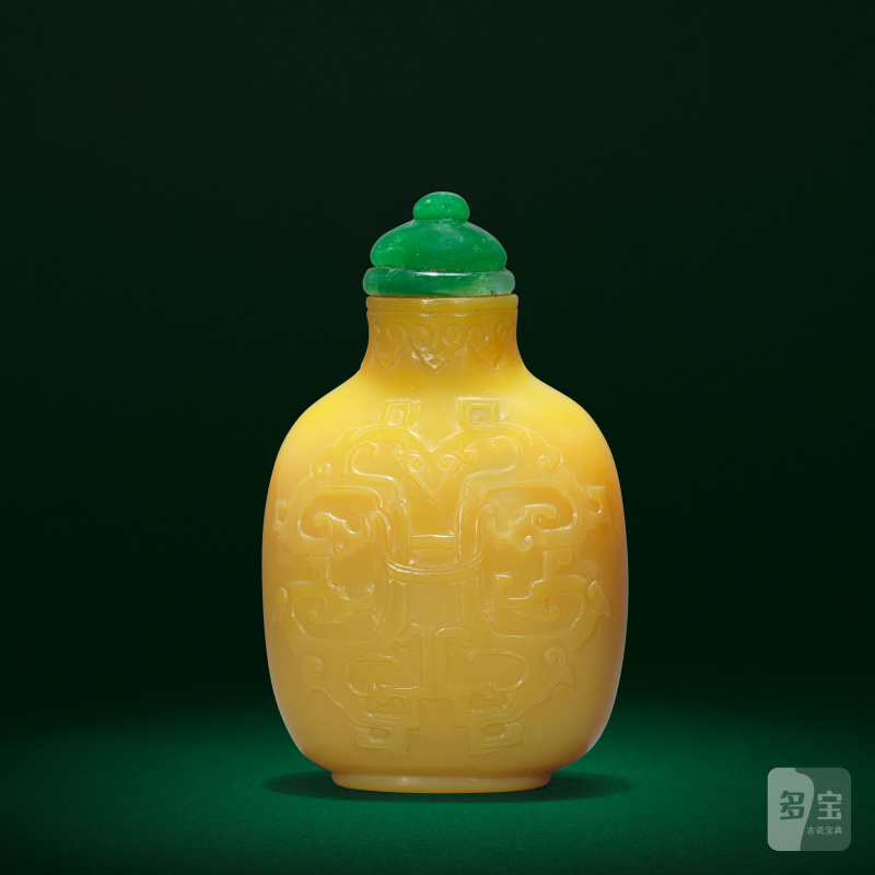 十八/十九世紀 御製黃玻璃鼻烟壺 | AN IMPERIAL YELLOW GLASS 'DRAGONS' SNUFF BOTTLE - 图1